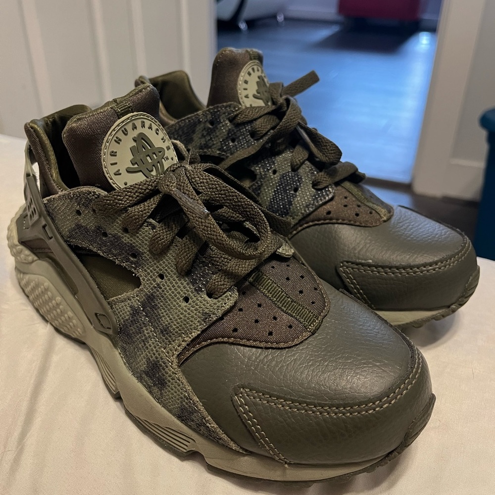 Nike Men's Olive Green Camo Huarache Athletic Shoes